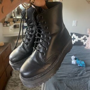 Dr. Martin platform vegan leather black boots - classic 90s grunge